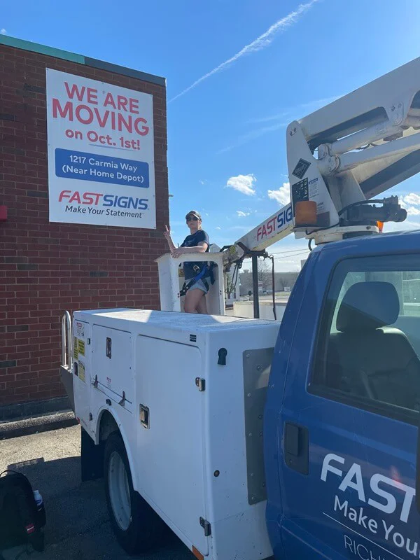 An image of a FASTSIGNS installation truck.